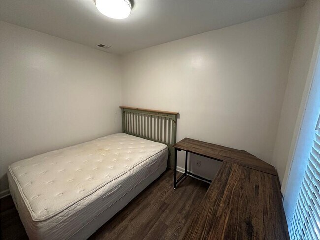 Building Photo - 303 River Run Dr