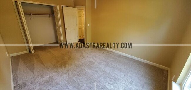 Building Photo - Gorgeous Updated Home in Blue Valley, South Overland Park-Available in APRIL!!