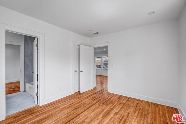 Building Photo - 1413 E 76th Pl