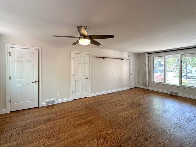 Building Photo - Stylish Grosse Pointe Woods Ranch with EV ...