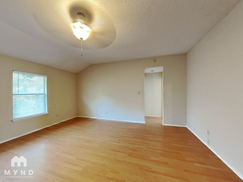 Building Photo - 3205 Meadowview Dr