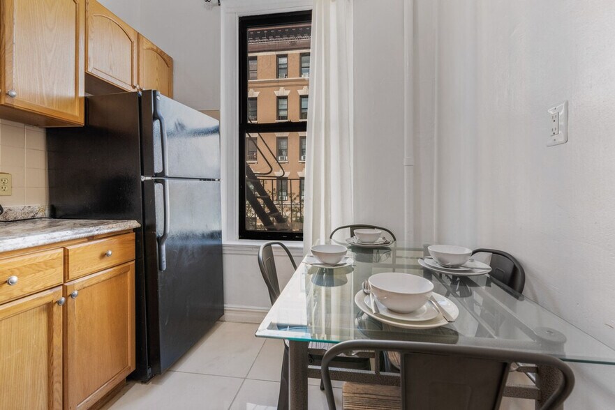 Building Photo - 414 W 46th St