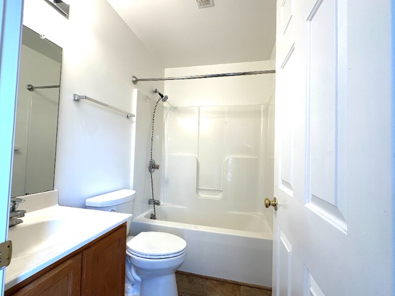Building Photo - 1419 Burgess Ln