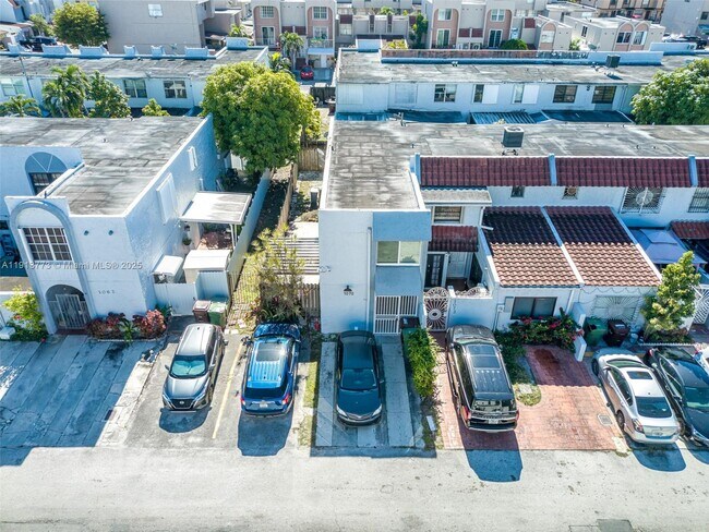 Building Photo - 1070 W 43rd Pl