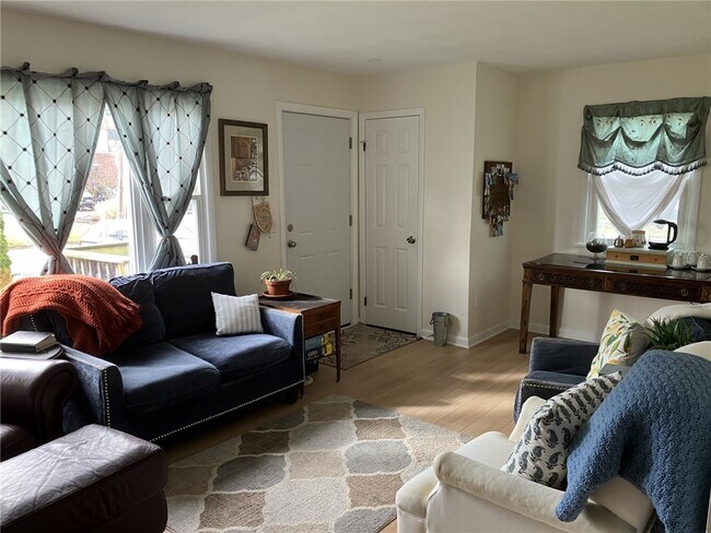 Building Photo - 340 N Park Dr