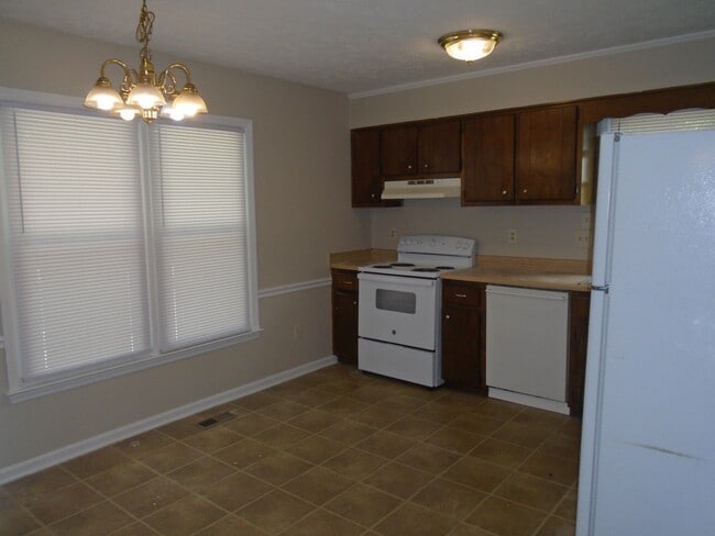Building Photo - 912 Hollydale Ln