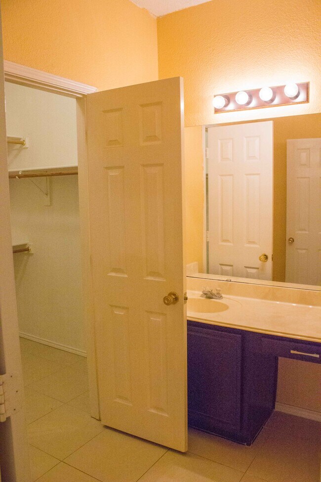 Building Photo - 7212 Park Creek Cir W