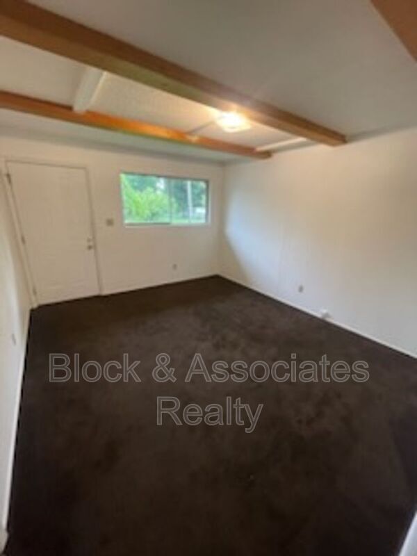 Building Photo - 504 Lake Dr