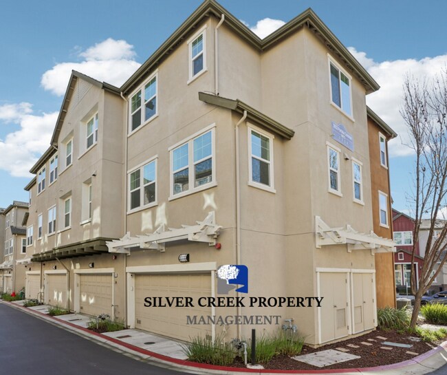 Building Photo - Beautiful Corner-Unit Townhome Near Downtown – 4 Bed | 3 baths