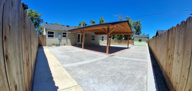 Building Photo - 340 N Santa Rosa Ave