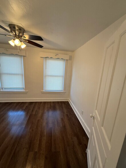 Building Photo - 526-14-1/2 S 14 1/2 St