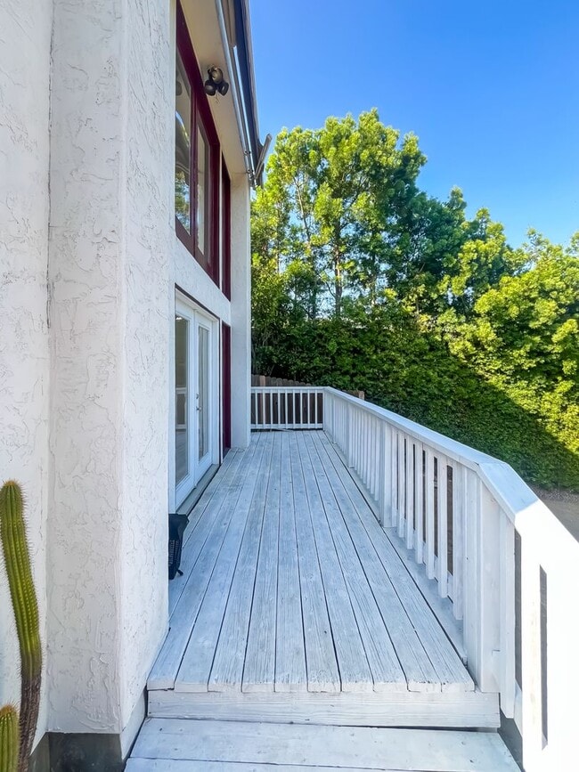 Building Photo - Stunning Light-Flooded Architectural 1BR L...