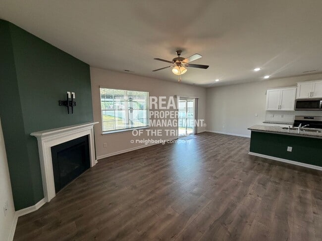Building Photo - 4 Bedroom/3 Bath 2 Story House in Greensboro