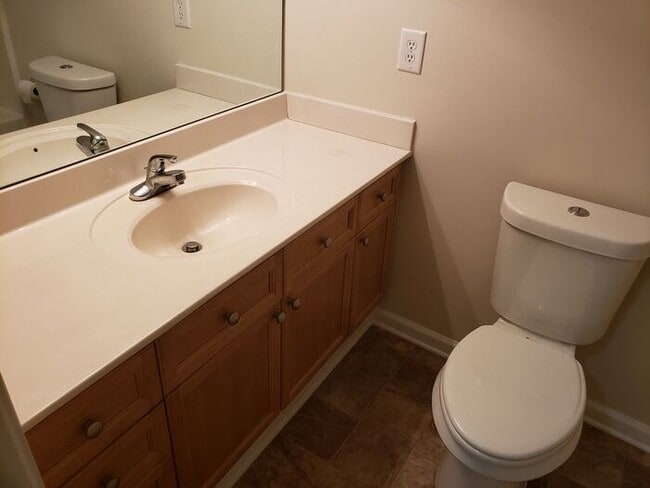 Building Photo - South Nashville Flat Overlooking Pool