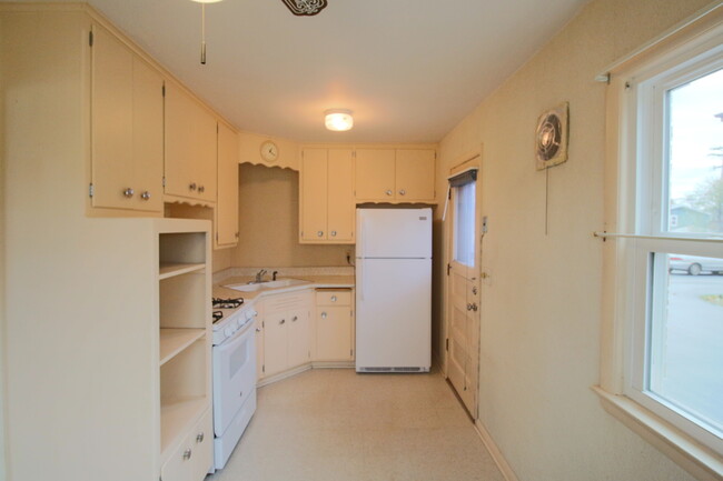 Building Photo - APPLY NOW! Cozy 2 Bedroom Lower Apartment ...