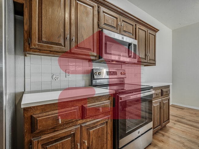 Building Photo - 2708 Silvertree Dr