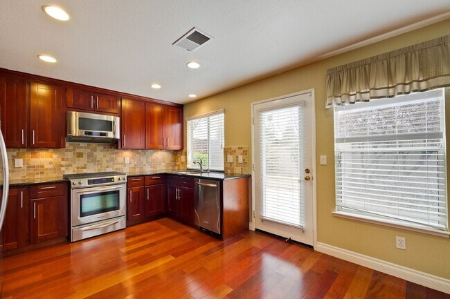 Building Photo - Awesome 3 Bedroom  Home Near Rivermark Plaza!