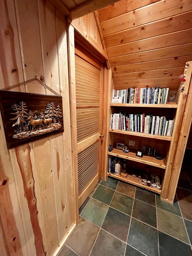 Building Photo - Fully Furnished Cabin Available - 10 Minut...