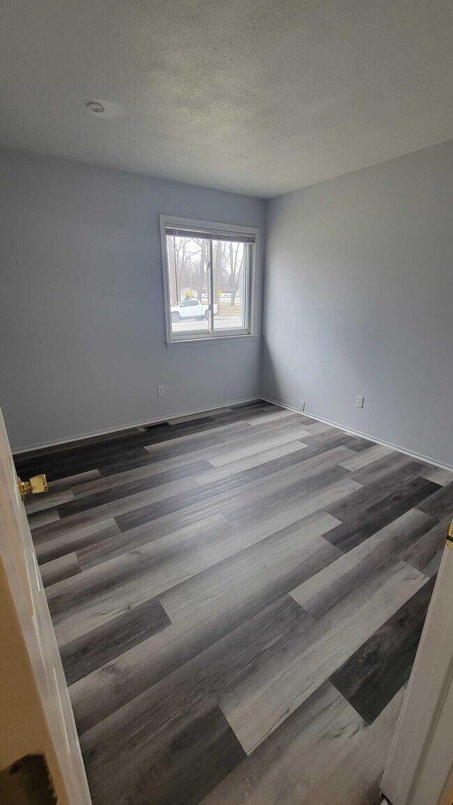 Building Photo - 655 Robinwood Dr