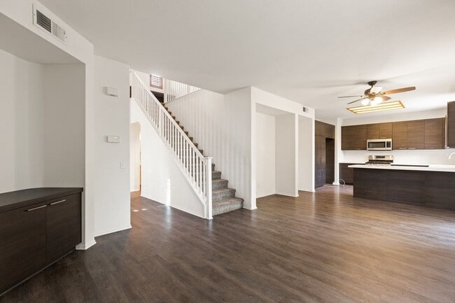 Building Photo - Beautiful 3BD/2.5BA In The Highly Coveted ...