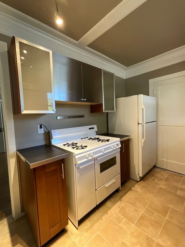 Building Photo - SPACIOUS ONE BEDROOM IN MIDTOWN!!