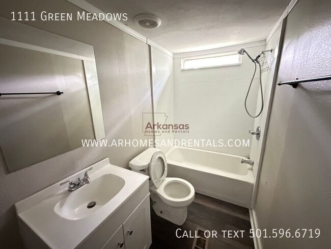 Building Photo - 1111 Green Meadows Dr
