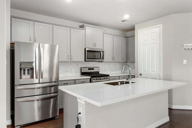 Building Photo - 2116 Sweet Bay Dr