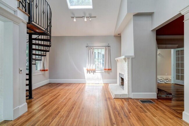 Building Photo - 316 9th St NE