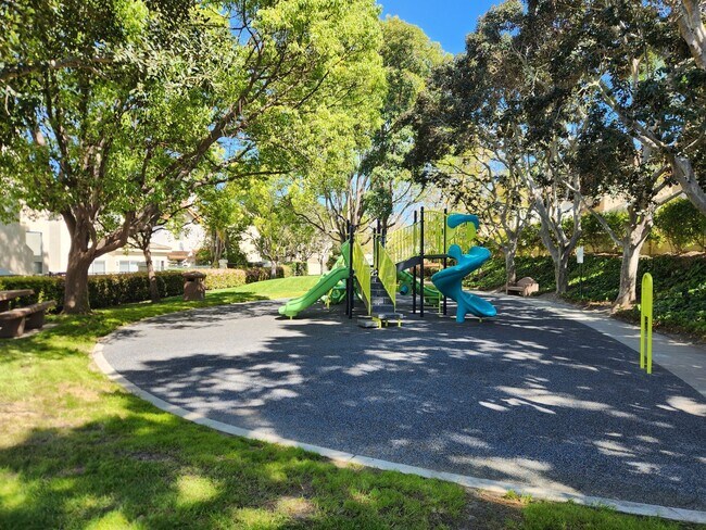 Building Photo - 4 Bedroom House in Eastlake - Championship Classics Community