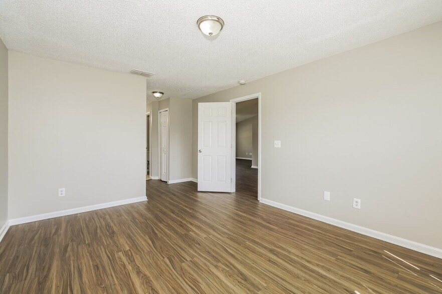 Building Photo - 646 Jaguar Ct