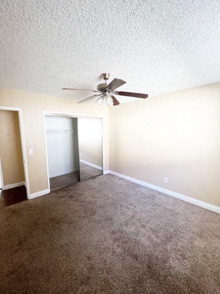 Building Photo - 835 S Oaks Ave