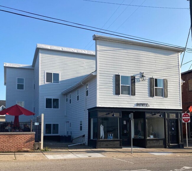Primary Photo - 104 E Maple St