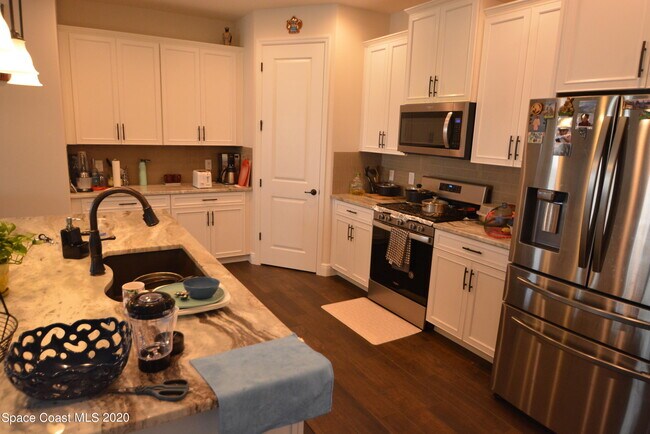 Building Photo - 7594 Poulicny Ln