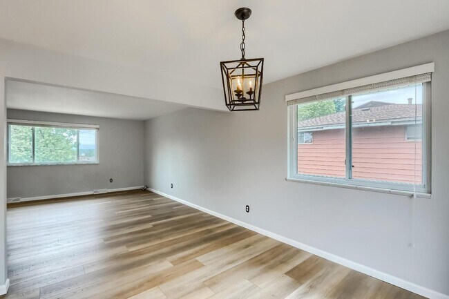 Building Photo - 4 BED 3 BATH HOUSE NEAR CREAK PARK!!!