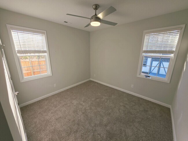 Building Photo - 4 Bedroom #3 Bath Towne Pointe