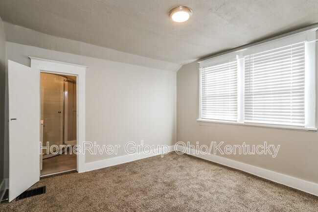 Building Photo - 4328 Lonsdale Ave