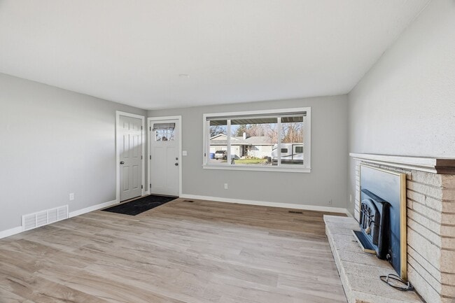 Building Photo - 14516 E Mallon Ave