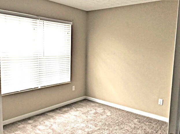 Building Photo - 135 Easton Manor Dr