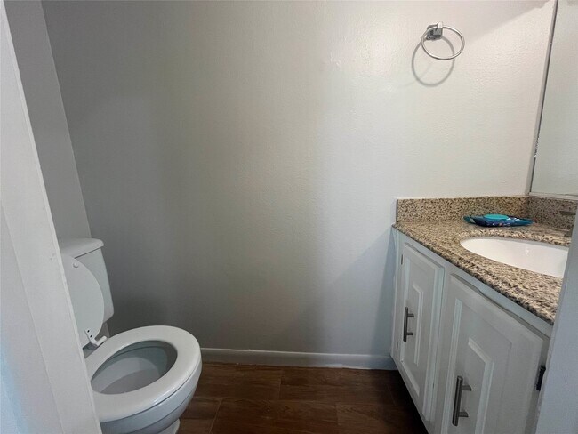 Building Photo - 65 Yewleaf Rd