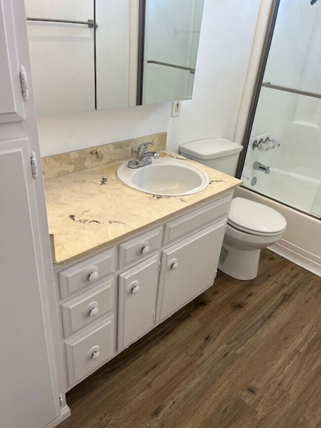 Building Photo - Move in Ready!  Available for immediate mo...