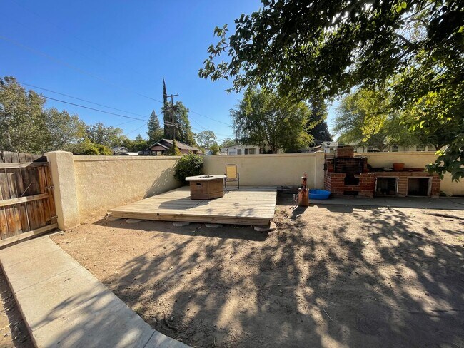 Building Photo - 326-328 Flower Street