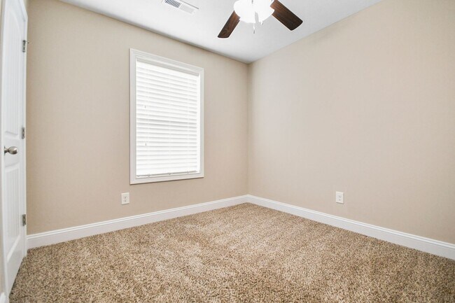 Building Photo - Pet Friendly Four Bedroom with Basement!