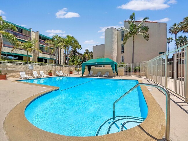 Building Photo - Beautiful 1BD/1BA W/ Reserved Parking and Laundry On-Site in La Jolla!