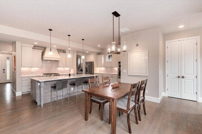 Building Photo - Furnished Home - Move in Ready!