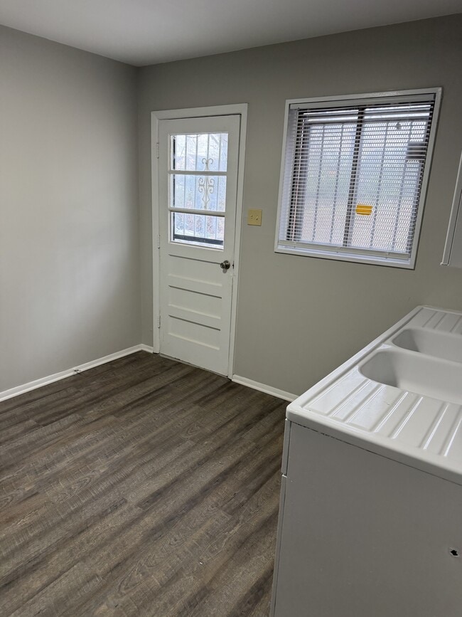 Building Photo - 194 E Biscayne Rd