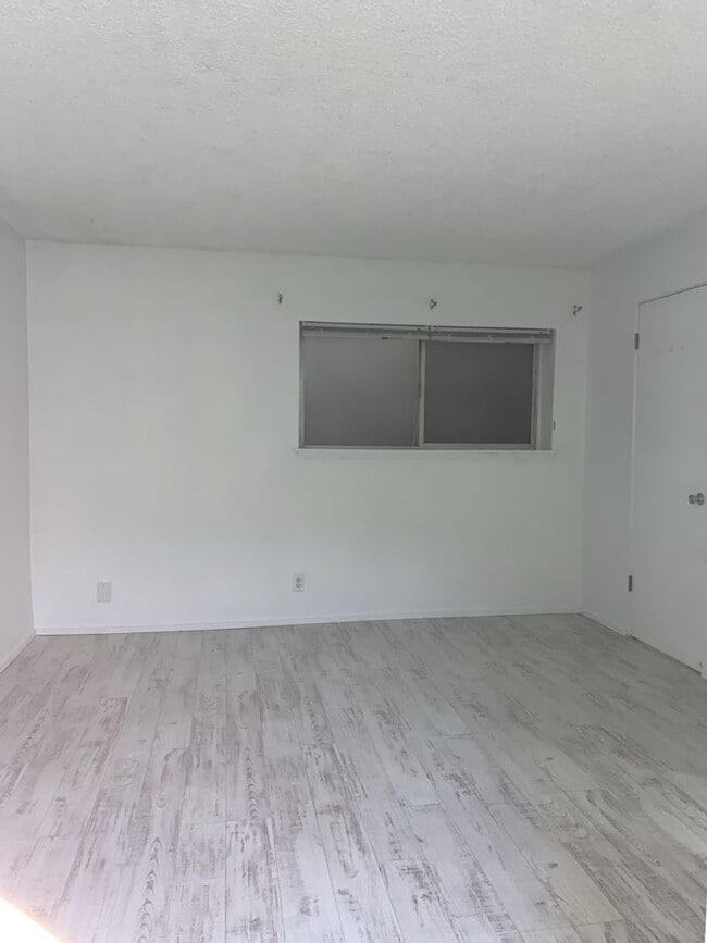 Building Photo - Ground floor Oasis -  1BD/1.5BA