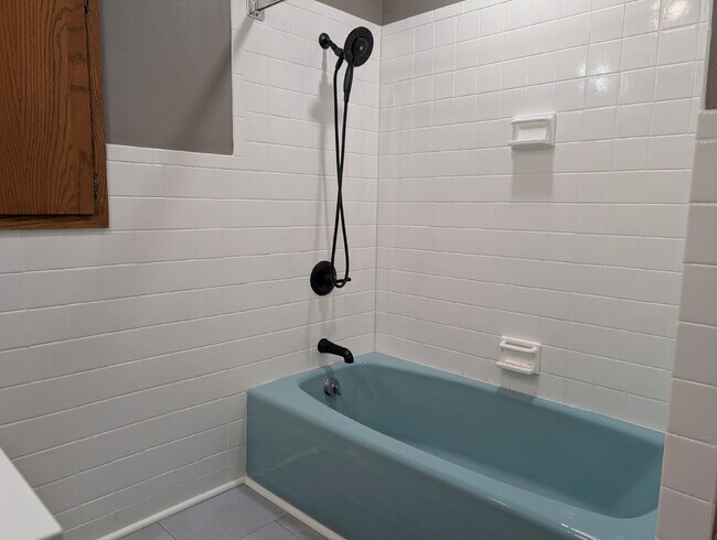 Building Photo - Spacious 4 bedroom 3 bathroom family home in Neenah