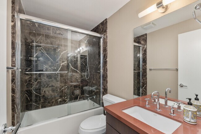 Building Photo - 780 E Palm Canyon Dr