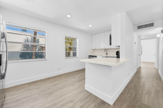 Building Photo - 124 Normandy Ln