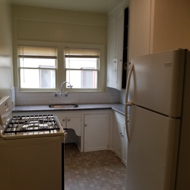 Building Photo - 1014 Newport Ave